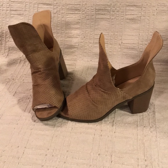 Women’s Nature Breeze Beige Dot-Accent Peep-Toe Faux Suede 3” Heel Bootie Size 9 - Picture 2 of 10